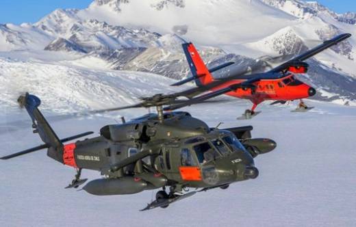 Helic�ptero Black Hawk MH-60M junto a un Twin Otter de la Fuerza A�rea de Chile (FACh)