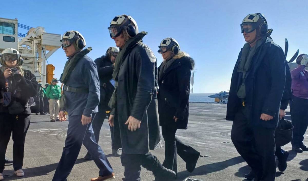 La comitiva presidencial argentina en el CVN-68.