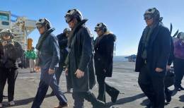 La comitiva presidencial argentina en el CVN-68.
