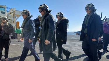 La comitiva presidencial argentina en el CVN-68.