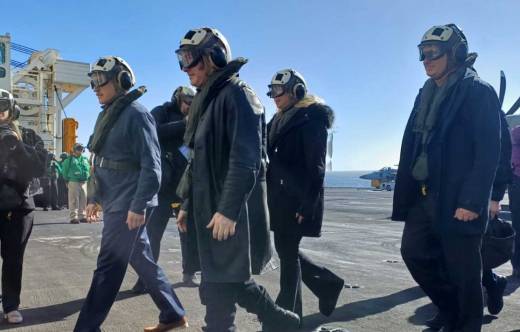 La comitiva presidencial argentina en el CVN-68.