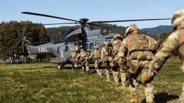 Infantes de Marina subiendo a un Helic�ptero Naval Super Puma HH-32 