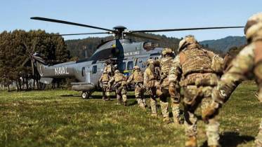 Infantes de Marina subiendo a un Helic�ptero Naval Super Puma HH-32 