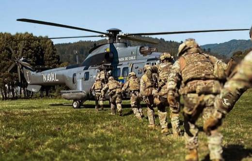 Infantes de Marina subiendo a un Helic�ptero Naval Super Puma HH-32 