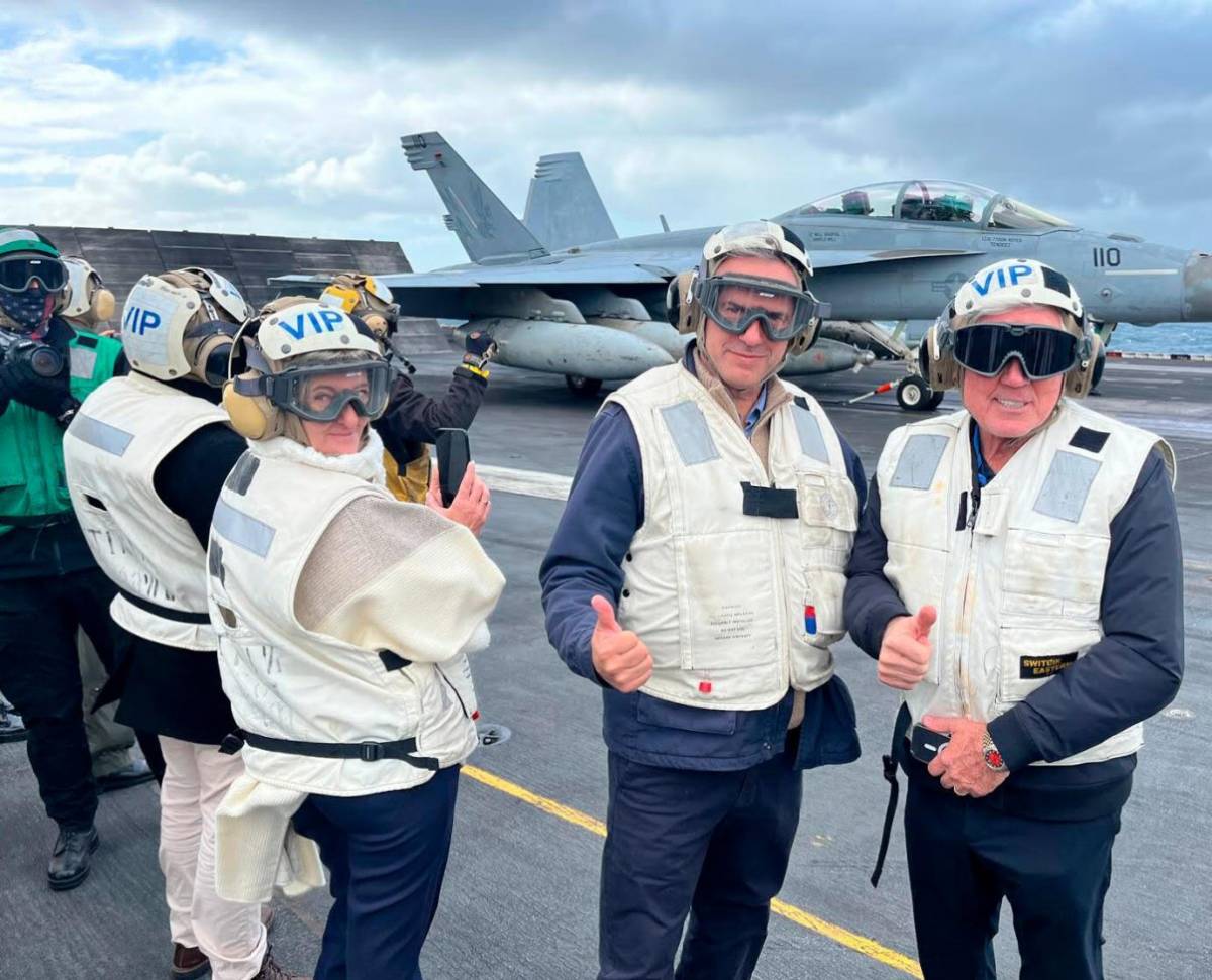 Yamand� Orsi en el portaaviones USS Nimitz.
