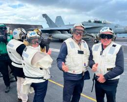 Yamand� Orsi en el portaaviones USS Nimitz.