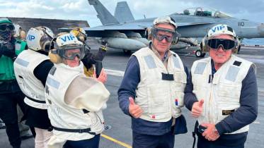 Yamand� Orsi en el portaaviones USS Nimitz.