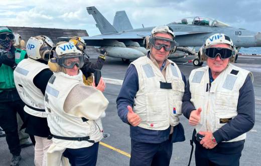 Yamand� Orsi en el portaaviones USS Nimitz.