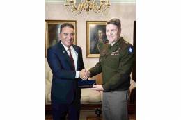 El Ministro de Defensa de Bolivia Marcelo Salinas Gamarra saluda al Mayor General Philip J. Ryan del Ej�rcito Sur de EE. UU. durante su reuni�n bilateral en La Paz.