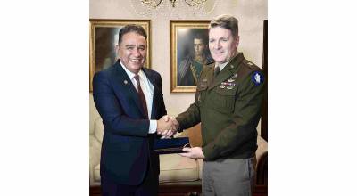El Ministro de Defensa de Bolivia Marcelo Salinas Gamarra saluda al Mayor General Philip J. Ryan del Ej�rcito Sur de EE. UU. durante su reuni�n bilateral en La Paz.