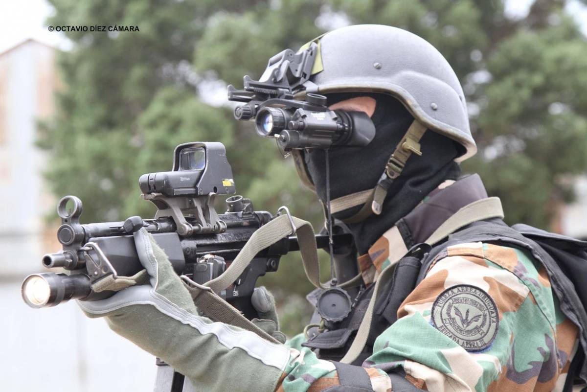 El personal especializado en Operaciones Especiales en la Fuerza A�rea de Uruguay, agrupado en un Escuadr�n, se beneficiar� de nuevas gafas nocturnas de dise�adas y fabricadas en Espa�a. (Octavio D�ez C�mara)