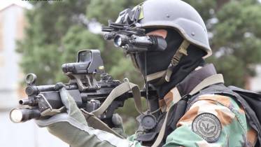El personal especializado en Operaciones Especiales en la Fuerza A�rea de Uruguay, agrupado en un Escuadr�n, se beneficiar� de nuevas gafas nocturnas de dise�adas y fabricadas en Espa�a. (Octavio D�ez C�mara)