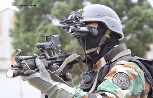 El personal especializado en Operaciones Especiales en la Fuerza A�rea de Uruguay, agrupado en un Escuadr�n, se beneficiar� de nuevas gafas nocturnas de dise�adas y fabricadas en Espa�a. (Octavio D�ez C�mara)