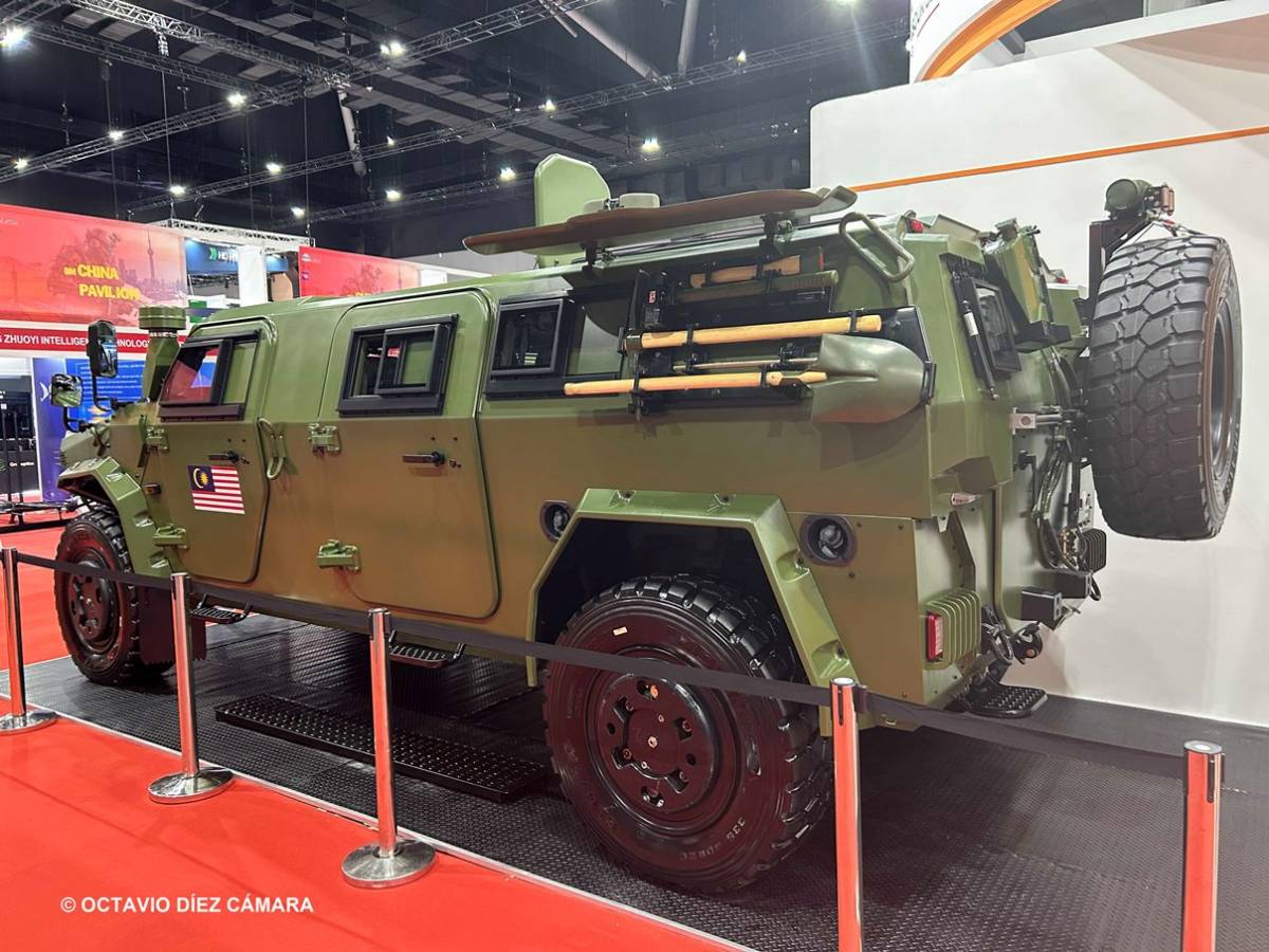 Las l�neas compactas de este blindado chino-malayo de configuraci�n 4x4 permiten que se adapte con facilidad a diferentes tipos de roles. (Octavio D�ez C�mara)