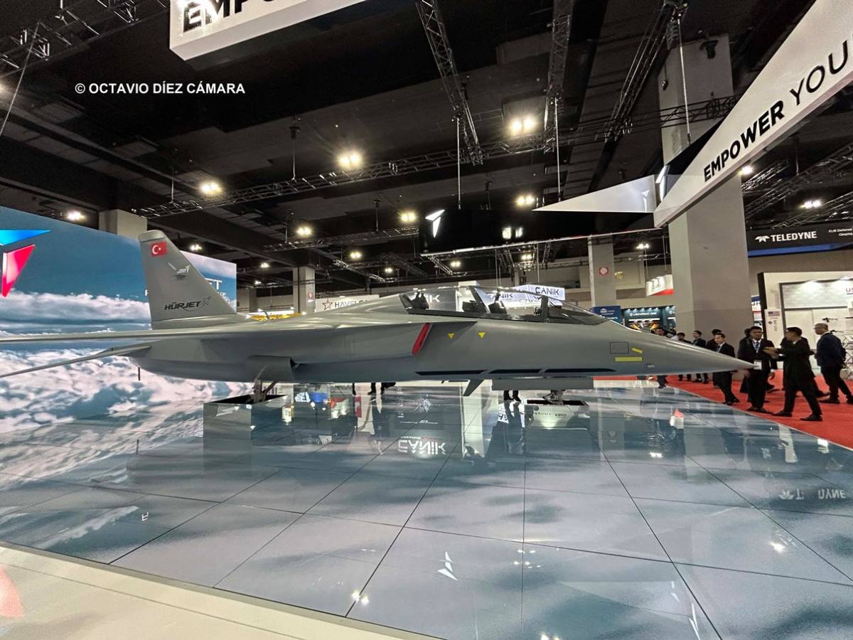 El reactor turco H�rjet se ha estado promocionando en Asia como un dise�o f�cilmente transformable en un cazabombardero ligero eficaz. (Octavio D�ez C�mara)
