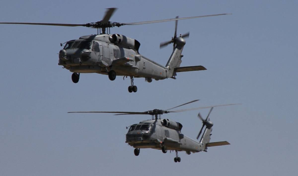Formaci�n de dos helic�pteros SH-60B de la D�cima Escuadrilla, un legendario medio de ala rotatoria, que ha estado casi 40 a�os en servicio. (foto Julio Ma�z)