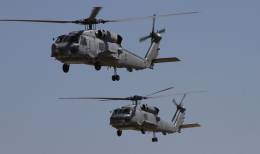 Formaci�n de dos helic�pteros SH-60B de la D�cima Escuadrilla, un legendario medio de ala rotatoria, que ha estado casi 40 a�os en servicio. (foto Julio Ma�z)