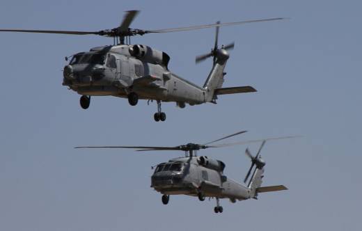 Formaci�n de dos helic�pteros SH-60B de la D�cima Escuadrilla, un legendario medio de ala rotatoria, que ha estado casi 40 a�os en servicio. (foto Julio Ma�z)