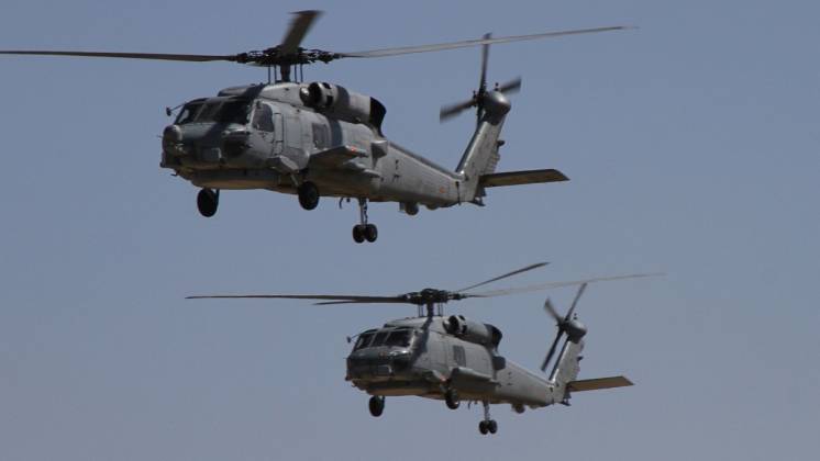 Formaci�n de dos helic�pteros SH-60B de la D�cima Escuadrilla, un legendario medio de ala rotatoria, que ha estado casi 40 a�os en servicio. (foto Julio Ma�z)