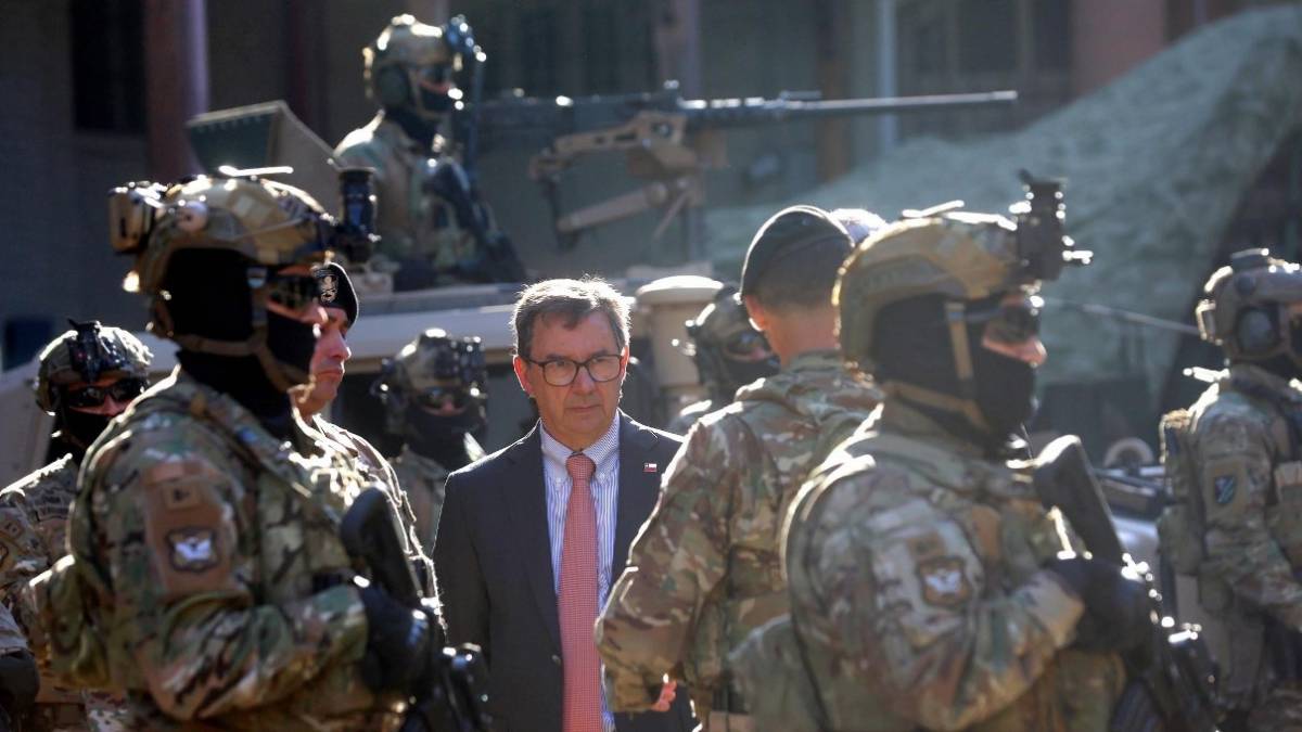 Ministro de Defensa Nacional Fernando durante su visita al edificio Bicentenario del Ej�rcito de Chile. 