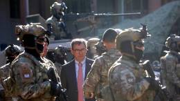 Ministro de Defensa Nacional Fernando durante su visita al edificio Bicentenario del Ej�rcito de Chile. 