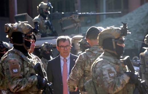 Ministro de Defensa Nacional Fernando durante su visita al edificio Bicentenario del Ej�rcito de Chile. 