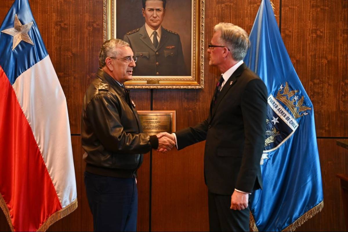 General del Aire Hugo Rodr�guez Gonz�lez, Comandante en Jefe de la Fuerza A�rea de Chile (FACh), junto al nuevo embajador del Reino Unido en Chile, David William Concar.
