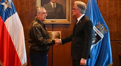 General del Aire Hugo Rodr�guez Gonz�lez, Comandante en Jefe de la Fuerza A�rea de Chile (FACh), junto al nuevo embajador del Reino Unido en Chile, David William Concar.