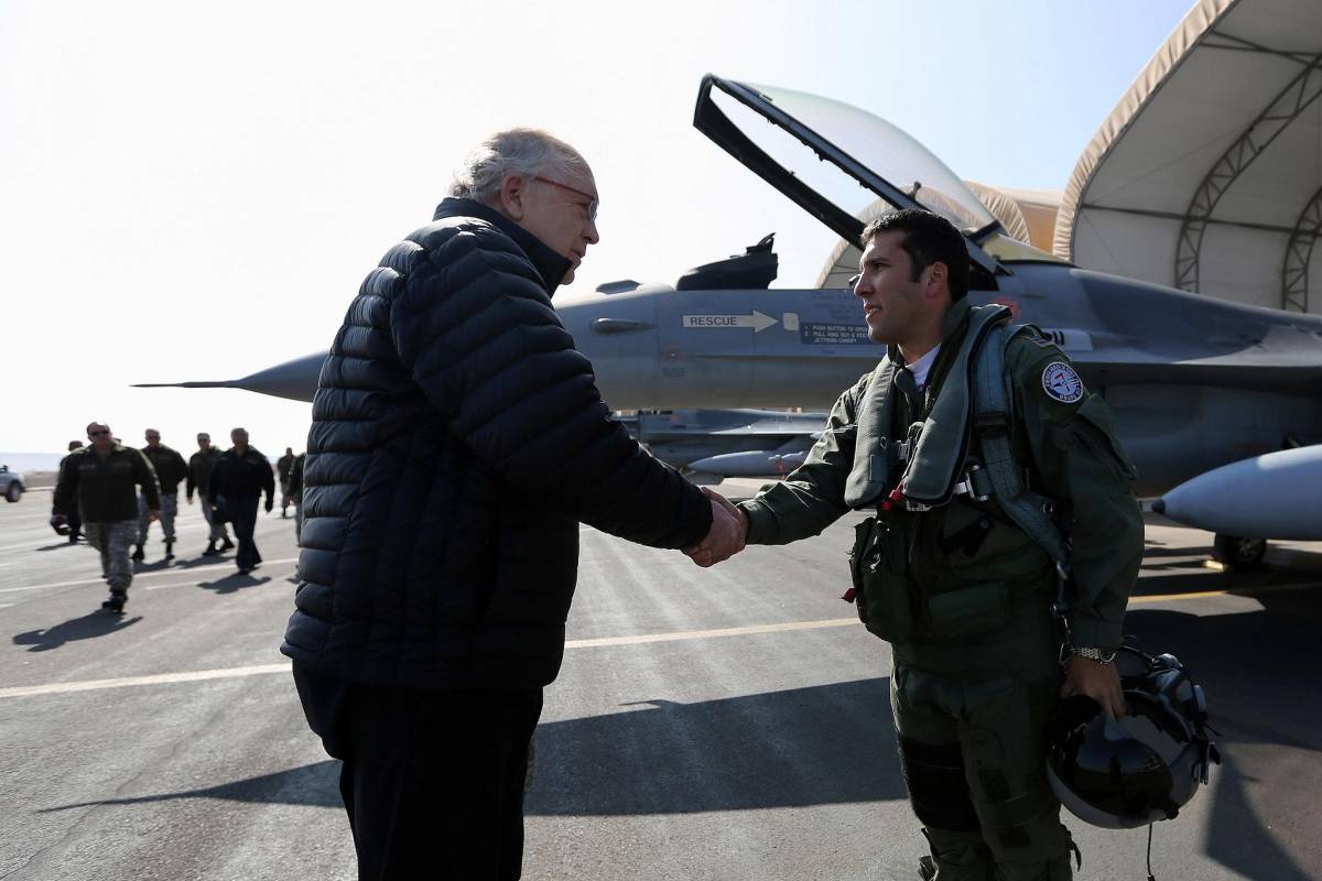 Ex Ministro de Defensa Jorge Burgos Varela junto a un Piloto F-16 de la Fuerza A�rea de Chile (FACh) 2014.