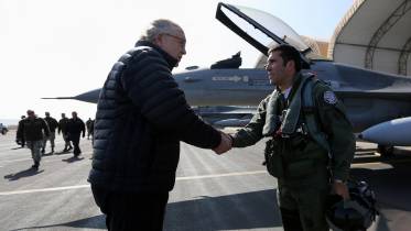 Ex Ministro de Defensa Jorge Burgos Varela junto a un Piloto F-16 de la Fuerza A�rea de Chile (FACh) 2014.