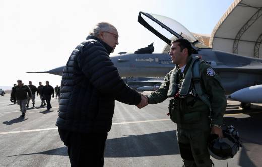 Ex Ministro de Defensa Jorge Burgos Varela junto a un Piloto F-16 de la Fuerza A�rea de Chile (FACh) 2014.