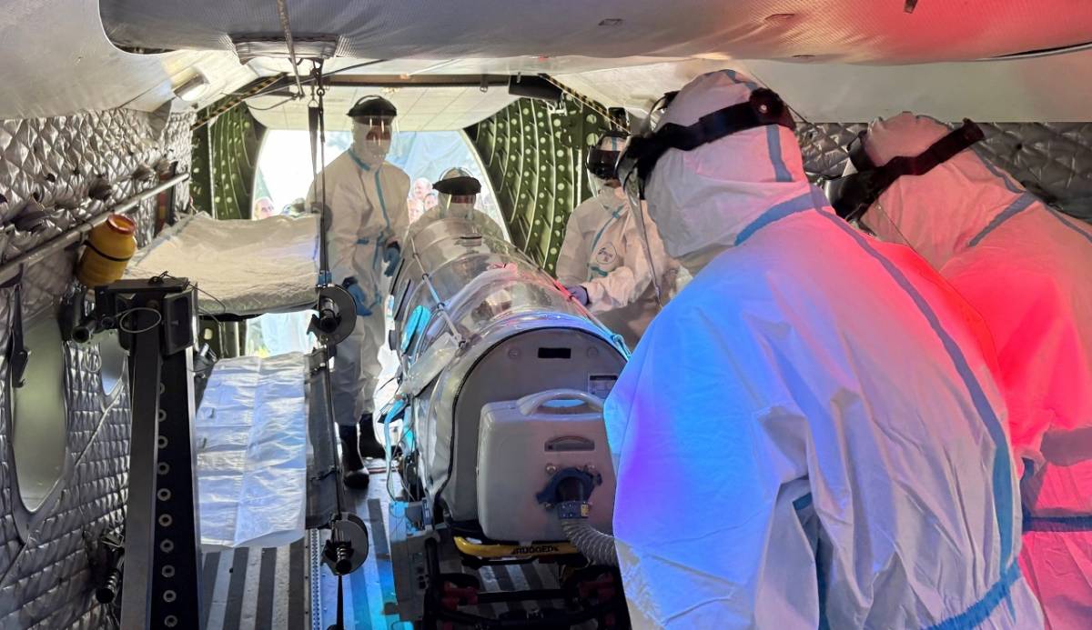Simulaci�n de evacuaci�n aerom�dica de un paciente infeccioso, practicado por la UMAER. (Foto EATC)