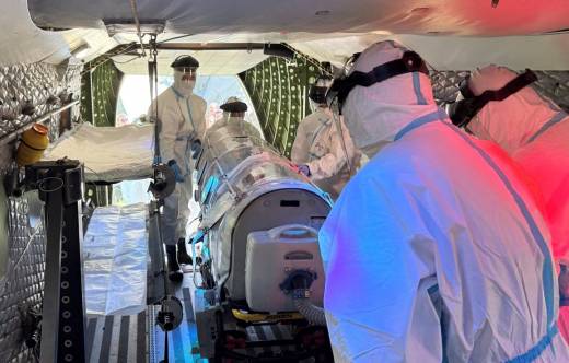 Simulaci�n de evacuaci�n aerom�dica de un paciente infeccioso, practicado por la UMAER. (Foto EATC)