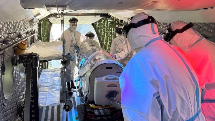 Simulaci�n de evacuaci�n aerom�dica de un paciente infeccioso, practicado por la UMAER. (Foto EATC)