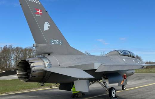 Equipos t�cnicos argentinos est�n colaborando con la Fuerza  A�rea de Estados Unidos y Lockheed Martin para establecer mejoras sustanciales en los sistemas y sensores  de los aviones de combate F-16 de la Fuerza A�rea Argentina. Los equipos nacionales, que incluyeron especialistas  de la Agregadur�a Militar en la capital estadounidense y de la conocida compa��a productora de los aviones de combate, m�s personal dan�s que pertenece a la Agencia Log�stica de Adquisiciones para la Defensa de Dinamarca, se reunieron para establecer las actualizaciones en los sensores y sistemas que ser�n agregados al programa, ya que la prioridad es mantener la plataforma tecnol�gica completamente en vigencia, asegurando la interoperabilidad con otras naciones y potenciando las ya interesantes posibilidades t�cnicas operativas del sistema.  Tambi�n se habla de un adelantamiento en la llegada del segundo lote de F-16 con el mismo esquema de la llegada del primero en el pasado 2025, o sea, recurriendo al reabastecimiento en vue