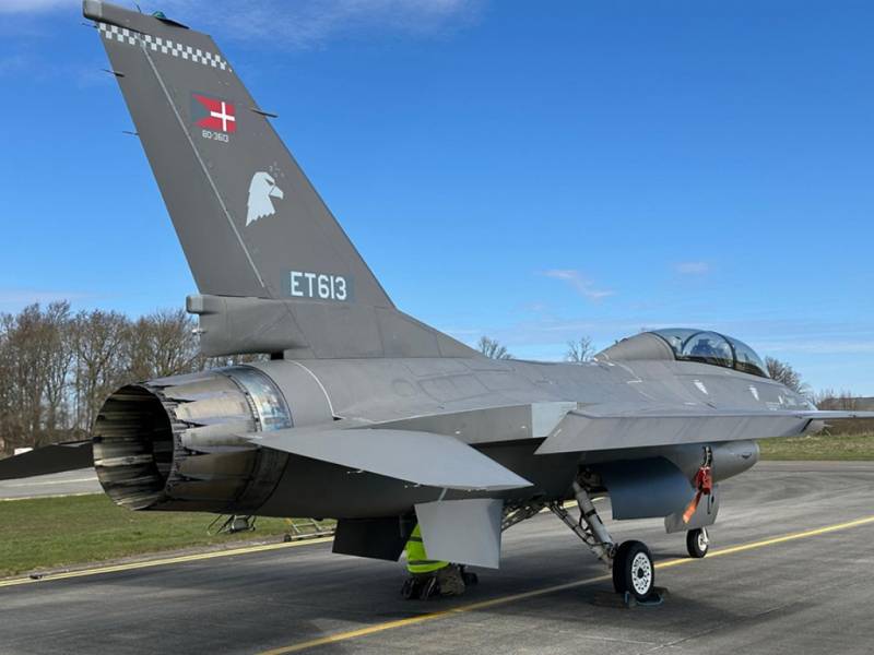 Equipos t�cnicos argentinos est�n colaborando con la Fuerza  A�rea de Estados Unidos y Lockheed Martin para establecer mejoras sustanciales en los sistemas y sensores  de los aviones de combate F-16 de la Fuerza A�rea Argentina. Los equipos nacionales, que incluyeron especialistas  de la Agregadur�a Militar en la capital estadounidense y de la conocida compa��a productora de los aviones de combate, m�s personal dan�s que pertenece a la Agencia Log�stica de Adquisiciones para la Defensa de Dinamarca, se reunieron para establecer las actualizaciones en los sensores y sistemas que ser�n agregados al programa, ya que la prioridad es mantener la plataforma tecnol�gica completamente en vigencia, asegurando la interoperabilidad con otras naciones y potenciando las ya interesantes posibilidades t�cnicas operativas del sistema.  Tambi�n se habla de un adelantamiento en la llegada del segundo lote de F-16 con el mismo esquema de la llegada del primero en el pasado 2025, o sea, recurriendo al reabastecimiento en vue