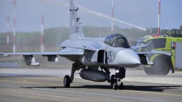 Uno de los dos nuevos cazas �Gripen� el 45 es recibido con el tradicional arco de agua a su llegada a Kecskem�t. (foto: Ministerio de Defensa de Hungr�a / Zord G�bor L�szl�)
