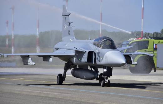 Uno de los dos nuevos cazas �Gripen� el 45 es recibido con el tradicional arco de agua a su llegada a Kecskem�t. (foto: Ministerio de Defensa de Hungr�a / Zord G�bor L�szl�)