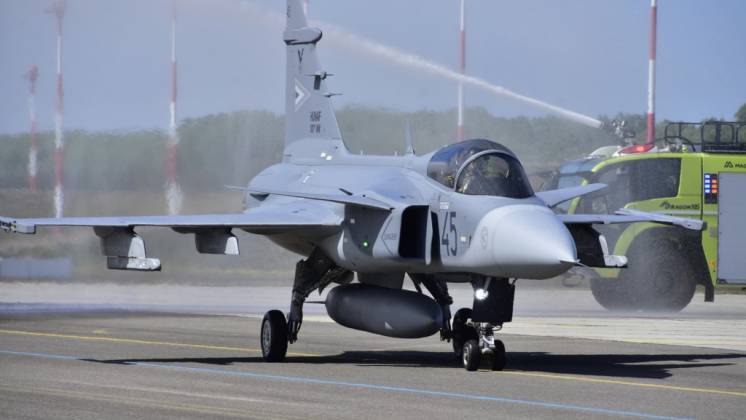 Uno de los dos nuevos cazas �Gripen� el 45 es recibido con el tradicional arco de agua a su llegada a Kecskem�t. (foto: Ministerio de Defensa de Hungr�a / Zord G�bor L�szl�)