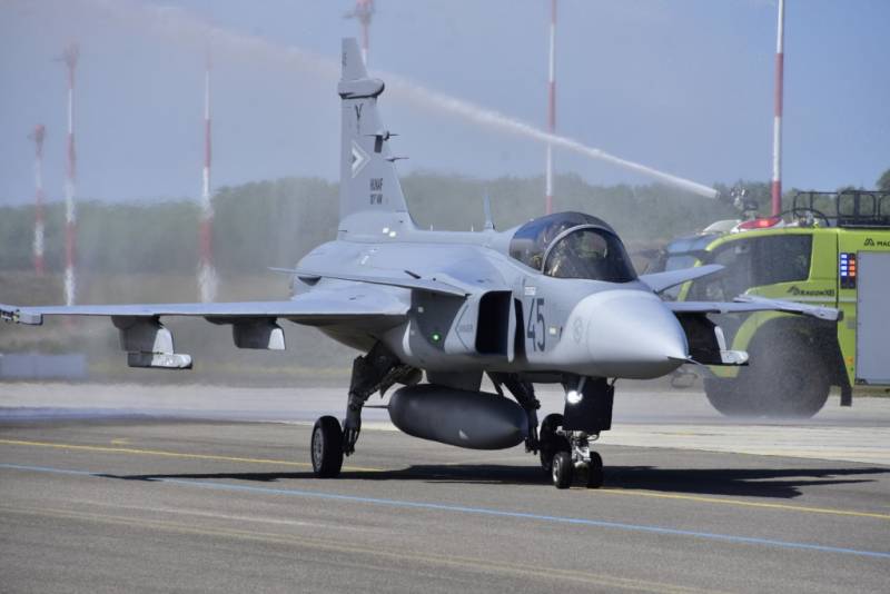 Uno de los dos nuevos cazas �Gripen� el 45 es recibido con el tradicional arco de agua a su llegada a Kecskem�t. (foto: Ministerio de Defensa de Hungr�a / Zord G�bor L�szl�)