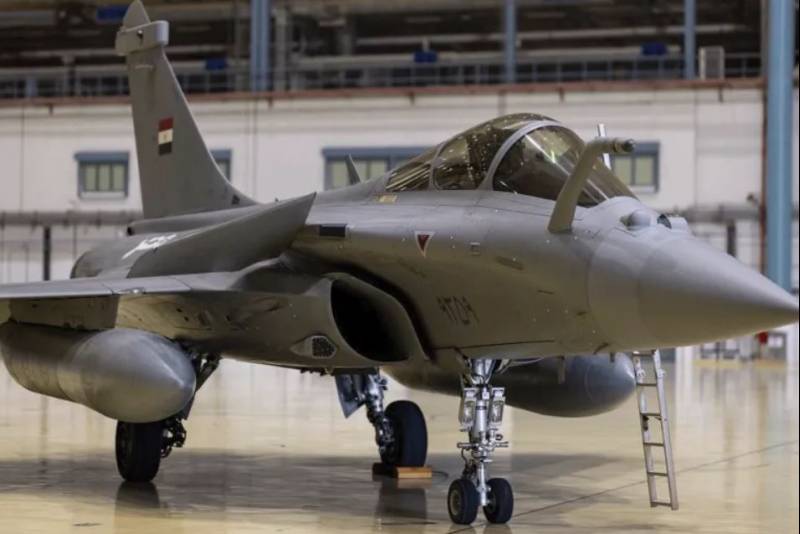 Un avi�n de combate egipcio perteneciente al destacamento a�reo egipcio en Abu Dabi (seg�n el Ministerio de Defensa de los E�U)