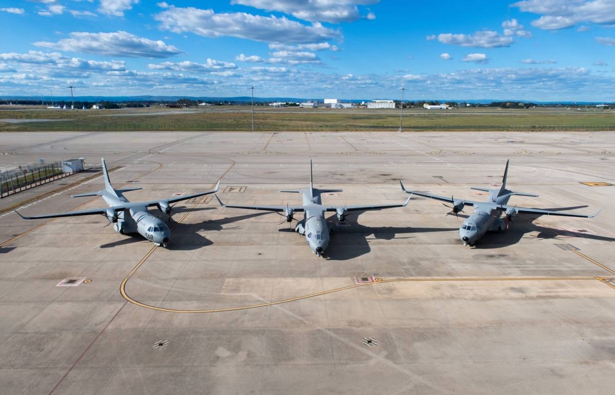 Los tres nuevos C295 MSA fotografiados en la plataforma de la sevillana planta de Airbus de San Pablo (Sevilla). (foto Airbus DS)