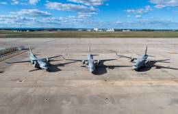 Los tres nuevos C295 MSA fotografiados en la plataforma de la sevillana planta de Airbus de San Pablo (Sevilla). (foto Airbus DS)