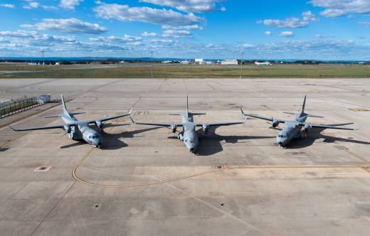 Los tres nuevos C295 MSA fotografiados en la plataforma de la sevillana planta de Airbus de San Pablo (Sevilla). (foto Airbus DS)