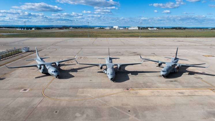 Los tres nuevos C295 MSA fotografiados en la plataforma de la sevillana planta de Airbus de San Pablo (Sevilla). (foto Airbus DS)