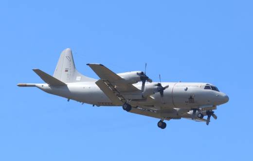 Uno de los P-3C CUP+ de la FAP aterrizando en su base de Beja. (foto Julio Ma�z)