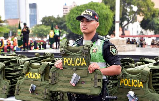 Chalecos antibala nivel IIIA entregados a unidades de la Regi�n Policial Lima.
