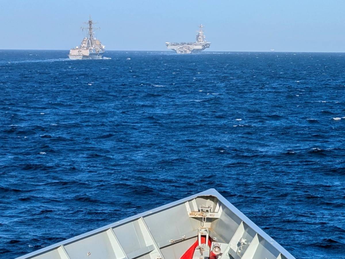 Desde la proa de la “Victoria” se aprecia el portaaviones y uno de sus destructores de escolta. (foto EMAD) Desde la proa de la “Victoria” se aprecia el portaaviones y uno de sus destructores de escolta. (foto EMAD)