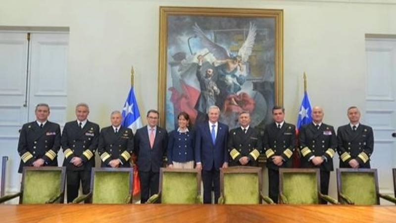 Presidente Kast junto a la Primera Dama, Ministro de Defensa, Comandante en Jefe de la Armada de Chile y comitiva.