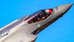 F-35 Lightning II del Demo Team USAF en FIDAE 2026 con la bandera de Chile en la cabina del piloto. 